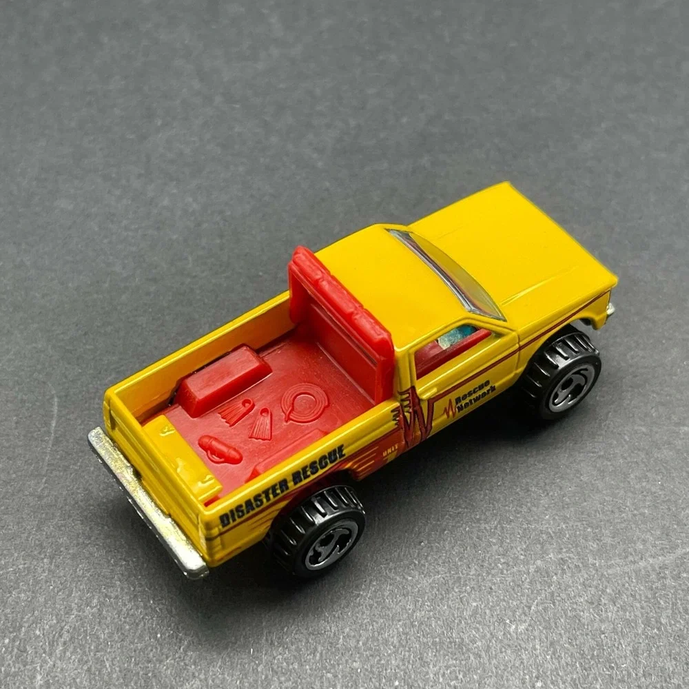 Hot Wheels Disaster Rescue Network Chevrolet Pickup‎ Truck Yellow Diecast 1/64